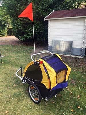 Met een hondenkar fietsen 3 De hondenkar voor de fiets van Burley met vlaggetje.